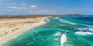 La spiaggia vista dall’alto, con i kite sul mare turchese
